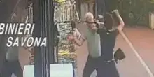 Accoltella un coetaneo e un edicolante nel Savonese, arrestato quindicenne