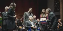 Mehta festeggia 90 anni a Firenze, ovazione del pubblico e bacchetta d'oro