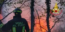Vigili del fuoco impegnati a domare fiamme in zone lombarde