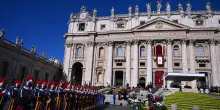Il Papa a Piazza San Pietro in papamobile, saluta i fedeli