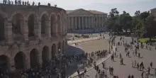 Pasqua: a Verona lunghe code davanti all'Arena e al Cortile di Giulietta