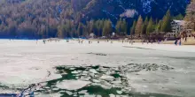 Camminano sul lago di Braies ma cede il ghiaccio, salvati in 5