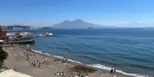 A Napoli con il sole 400mila turisti, spiagge affollate a Pasquetta