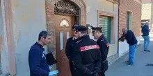 Accoltella i genitori e il fratello a Fano nella notte, fermato un ragazzo