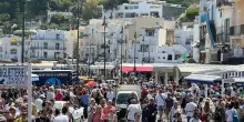 Basta turisti 'assaliti' a Capri, scattano multe fino a 500 euro