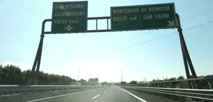 Frana in Molise, tratto A14 ancora chiuso, deviati i mezzi pesanti