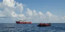 La nave di Emergency soccorre 38 migranti, 'forte presenza libici'