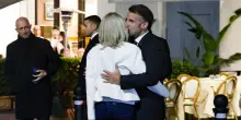 Passeggiata a Roma per Macron che si ferma per soccorrere un anziano