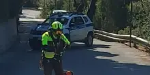 Scontro frontale tra due auto, un morto e tre feriti gravi