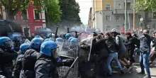 Autonomi a Torino contro forze dell'ordine, carica in risposta