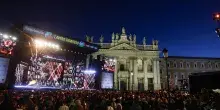 Al Concertone Delia canta Bella Ciao, ma "partigiano" diventa "essere umano", rivolta social