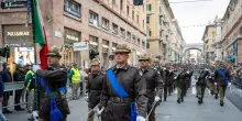 Adunata degli alpini, la grande sfilata aperta dalla Brigata Taurinense