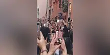 Fulminacci canta 'Stupida sfortuna' per strada a Trastevere