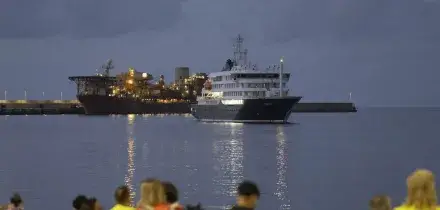 Cominciato lo sbarco dei primi passeggeri dalla nave Hondius