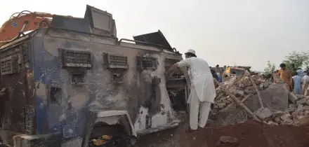 Autobomba a un posto di blocco, uccisi almeno 12 agenti in Pakistan