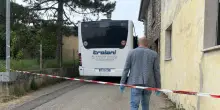 Donna aggredita a martellate su un bus, proseguono le ricerche del marito