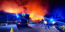 Incendio nel Torinese, in fiamme prefabbricato di Citt&agrave; metropolitana