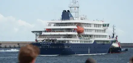 Hantavirus: evacuazione conclusa, la nave Hondius salpata per i Paesi Bassi. Due italiani in quarantena obbligatoria