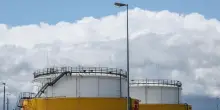 Petrolio in rialzo coi venti di guerra, Brent a 96,9 dollari, +2,76%