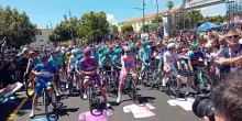 Giro: la quarta tappa &egrave; partita da Catanzaro, una folla al via