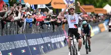 Giro: finale folle a Potenza: Arrieta cade ma vince, Eulalio in rosa
