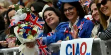 Reggio Emilia in festa per la principessa Kate, bandiere e cappelli in stile Elisabetta