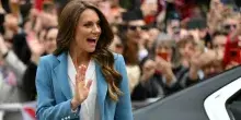 Kate Middleton a Reggio Emilia, bagno di folla e bandiere in piazza Duomo