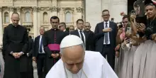 In piazza S.Pietro, il Papa prega davanti alla targa dell'attentato a Wojtyla