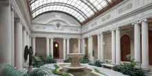 Vuitton Cruise sfiler&agrave; alla Frick Collection di New York