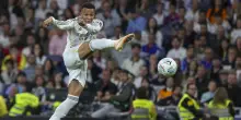 Pioggia di fischi per Mbapp&eacute; al Bernabeu nella vittoria del Real
