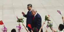 Trump a Pechino: 'Conclusi fantastici accordi commerciali con Xi'. Il leader cinese: 'Raggiunte importanti intese con gli Usa'