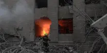 Ucraina, attacco russo con missili e droni su Kiev. Il sindaco: 'Persone sotto le macerie'