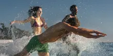 Nuoto: sport e avventura senza confini, ecco la nuova linea Arena beachwear SS26