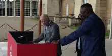 Garden party con dj set a Buckingham Palace, alla consolle c'e' Re Carlo