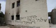 Media, coloni israeliani danno fuoco a due moschee a nord di Ramallah