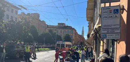 Un'auto falcia una decina di pedoni a Modena, ci sono feriti