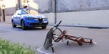 Falcia in auto pedoni e tenta di accoltellare un passante a Modena, 7 feriti