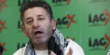 Applausi per Saif Abu Keshek al corteo pro Palestina a Milano