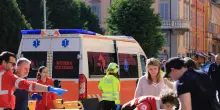 Falcia in auto pedoni e tenta di accoltellare un passante a Modena, 7 feriti