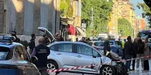 Falcia in auto pedoni e tenta di accoltellare un passante a Modena, 8 feriti