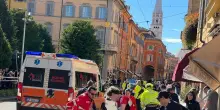Auto falcia una decina di pedoni a Modena, ci sono feriti gravi