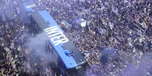 Festa Inter, pullman parte da San Siro tra due ali di folla