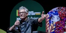 Fiorello show al Salone del Libro con appello ad Amadeus 'torna in Rai'