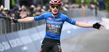 Giro: Vingegaard vince la nona tappa, Eulalio resta in rosa