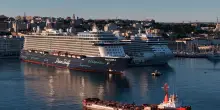 Mein Schiff 4 da Hormuz accolta a Trieste con uno striscione e una cerimonia
