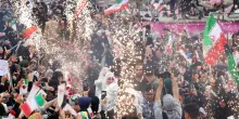 Matrimoni di massa a Teheran per coppie pronte al 'sacrificio' in guerra