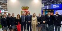 Fontana visita lo stand della polizia al Salone del Libro di Torino