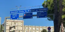 Anziane travolte davanti al supermercato, una muore l'altra &egrave; grave