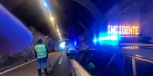 Incidente in A26 tra auto e moto, chiuso per ora il tratto con 7 km di coda