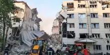 Mosca, 6 morti nel raid ucraino su un dormitorio studentesco. Putin ordina la rappresaglia